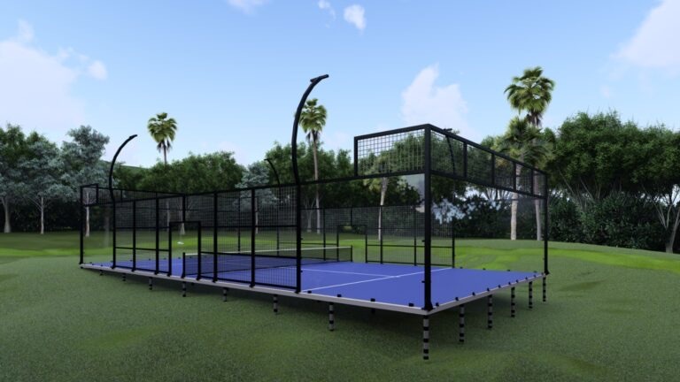 Aufgeständerter Padel-Court auf höhenverstellbarer Stahl-Unterkonstruktion im Garten